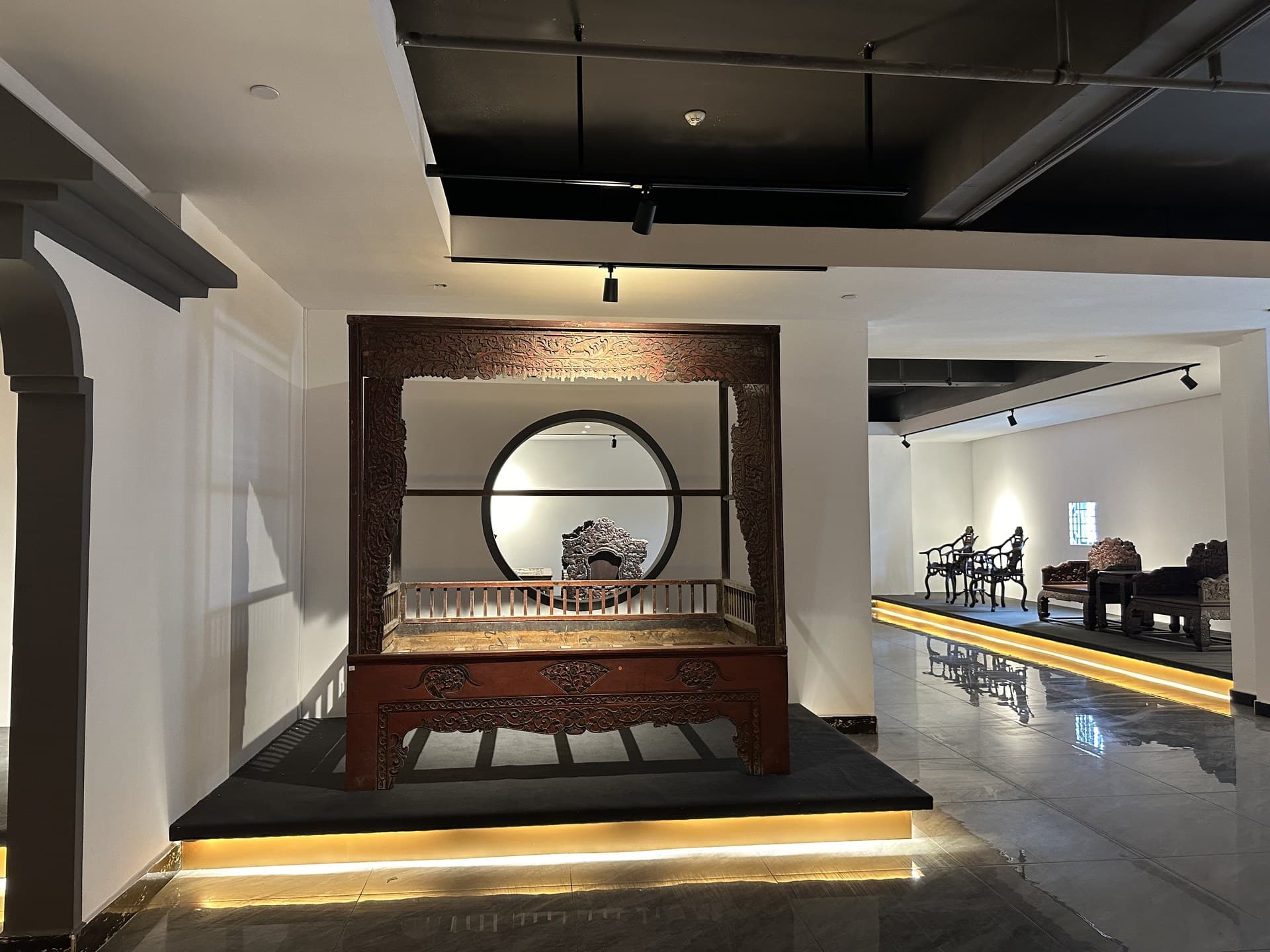 缅花贴金箔九龙屏风宝座 — 视图 3